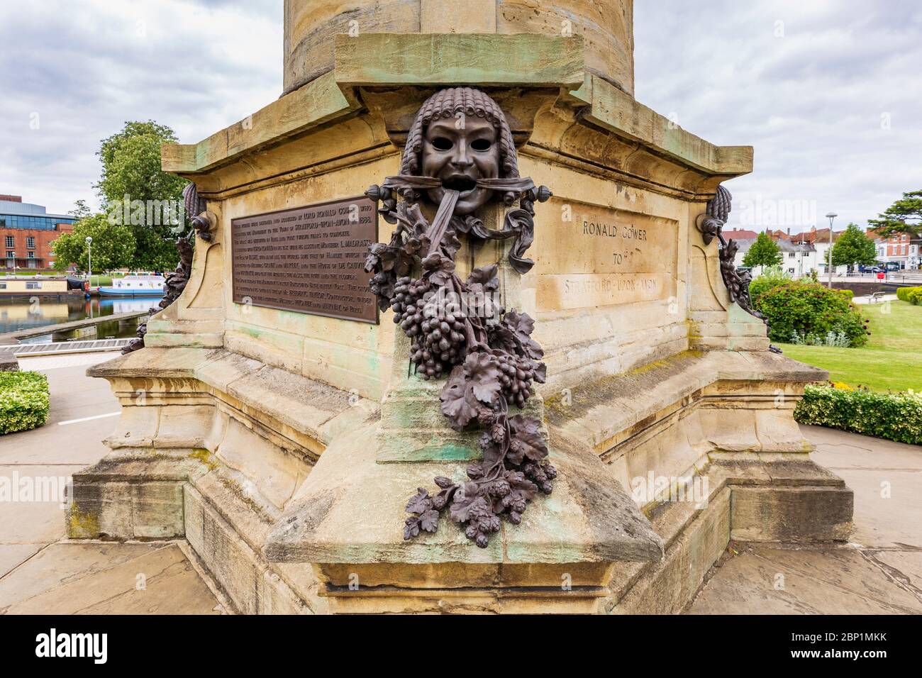 Eine griechische Theatermaske auf dem Gower Monument, die Comedy mit Hopfen und Trauben, Stratford-upon-Avon, England, darstellt Stockfoto
