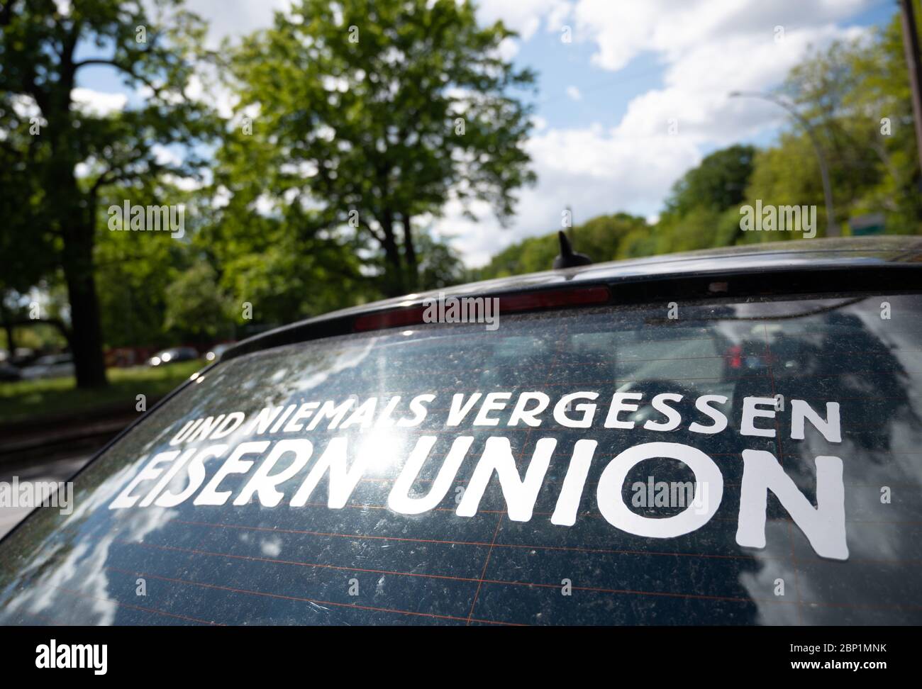 Berlin, Deutschland. Mai 2020. Fußball: 1. Bundesliga, 1. FC Union Berlin - Bayern München, 26. Spieltag. Auf der Hinterscheibe eines Autos steht die Schrift ''und vergesst nie - Iron Union''. Kredit: Christophe Gateau/dpa - WICHTIGER HINWEIS: Gemäß den Bestimmungen der DFL Deutsche Fußball Liga und des DFB Deutscher Fußball-Bund ist es untersagt, im Stadion und/oder aus dem Spiel fotografierte Aufnahmen in Form von Sequenzbildern und/oder videoähnlichen Fotoserien zu nutzen oder ausgenutzt zu haben./dpa/Alamy Live News Stockfoto