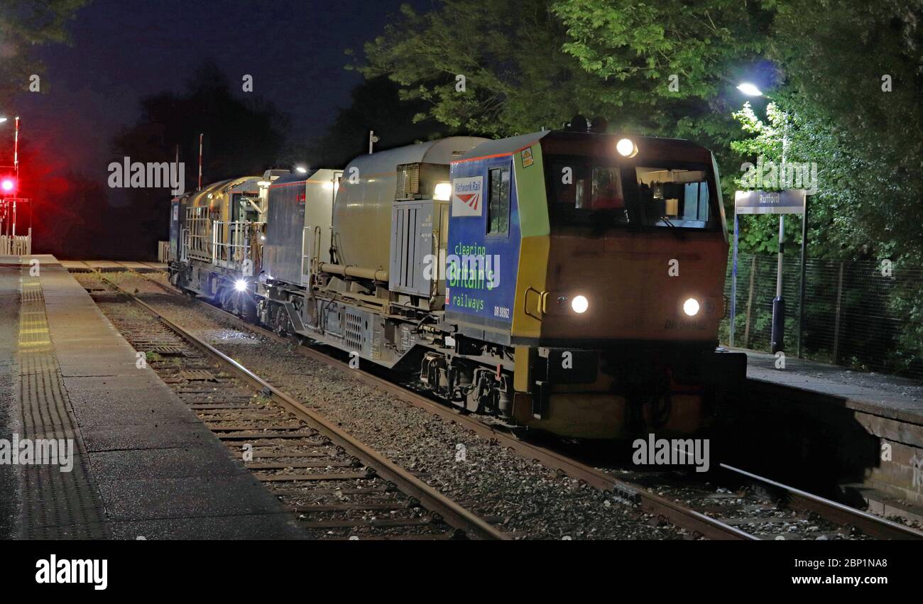 Ein Mehrzweckzug steht am Bahnhof Rufford am Abend des 5.5.20, wurde es verwendet, um Unkrautvernichter entlang der Gleise zu sprühen Stockfoto