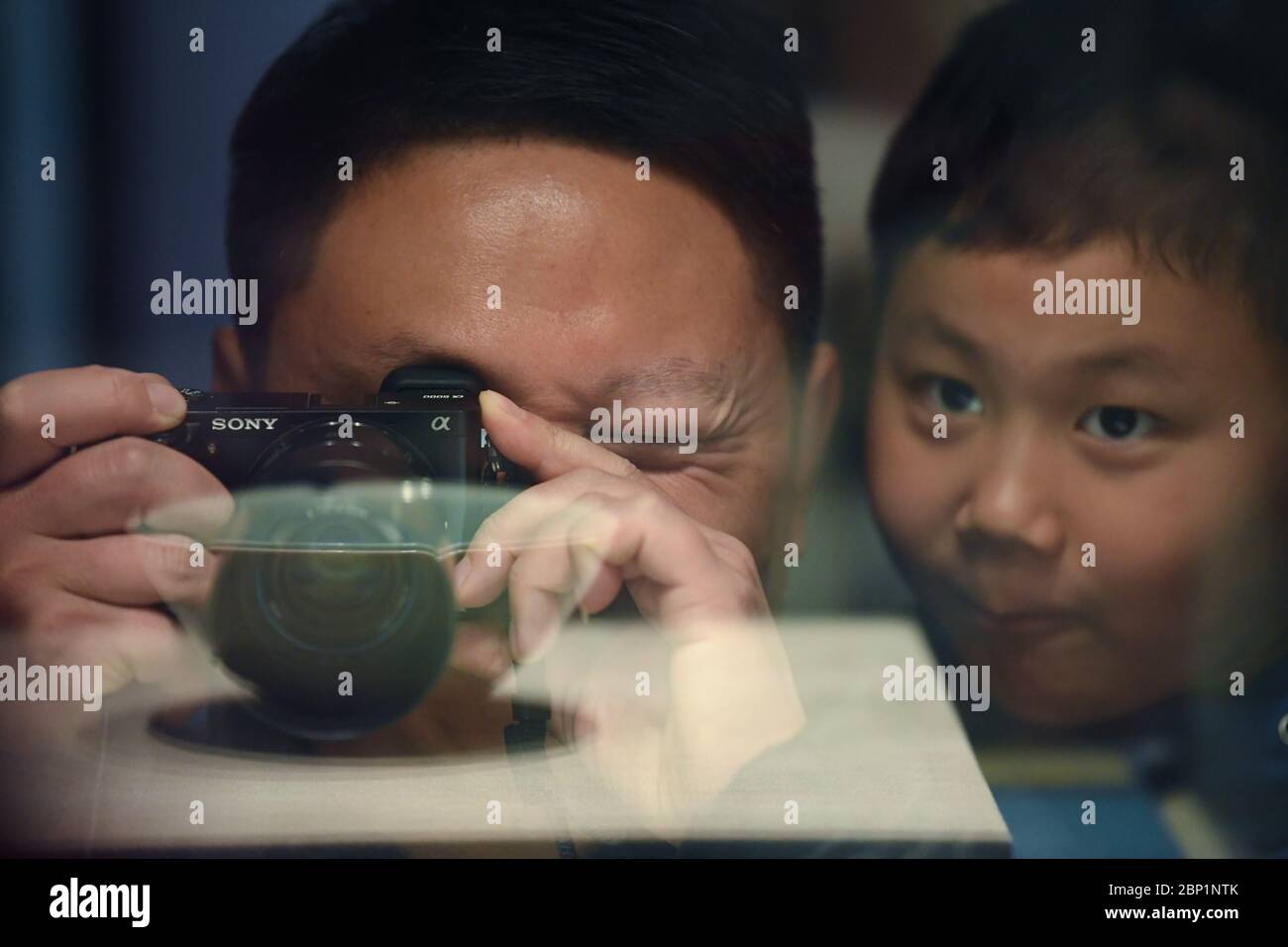 (200517) -- HANGZHOU, 17. Mai 2020 (Xinhua) -- Liu Jie fotografiert das Original Bakohan während einer Wanderausstellung im Zhejiang Provincial Museum in Hangzhou, Ostchinesische Provinz Zhejiang, 7. Dezember 2019. Liu Jie, 35, ein renommierter Keramiker in Longquan, begann seit 2019 Bakohan zu replizieren. Er hat bisher über 500 Repliken in dem Bemühen, Perfektion zu nähern. "Ich möchte seine Schönheit nachahmen." sagte Liu. Bakohan ist eine Teeschale, die in Longquan, China, hergestellt und während der südlichen Song Dynastie (1127-1279) Japan geschenkt wurde. Während der Zeit der Ming-Dynastie (1368-1644) wurde Bakouhan gefunden Stockfoto