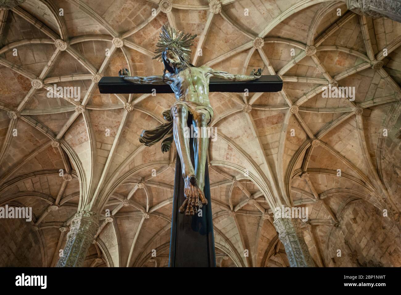 Christus Kruzifix in Santa Maria de Belem Kirche Innenraum - Mosteiro dos Jeronimos - Belem Bezirk - Lissabon, Portugal Stockfoto