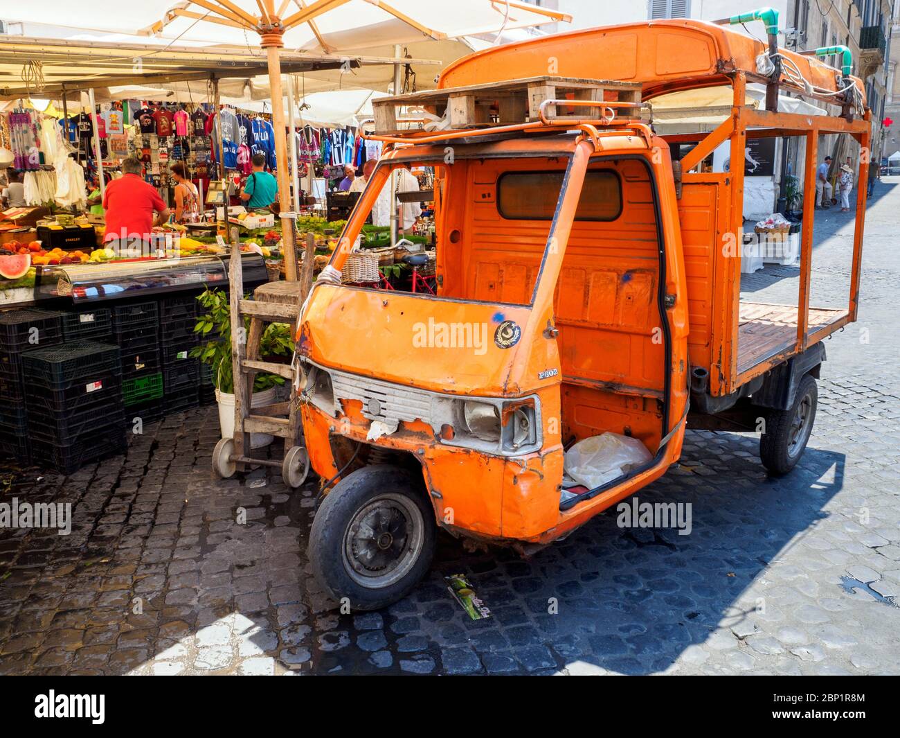 Affenwagen auf dem Markt von Campo de Fiori - Rom, Italien Stockfoto
