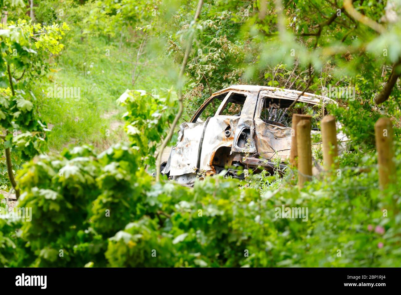 Eine ausgebrannte Schale eines Fahrzeugs in Svillington, nach einer Kollision Stockfoto