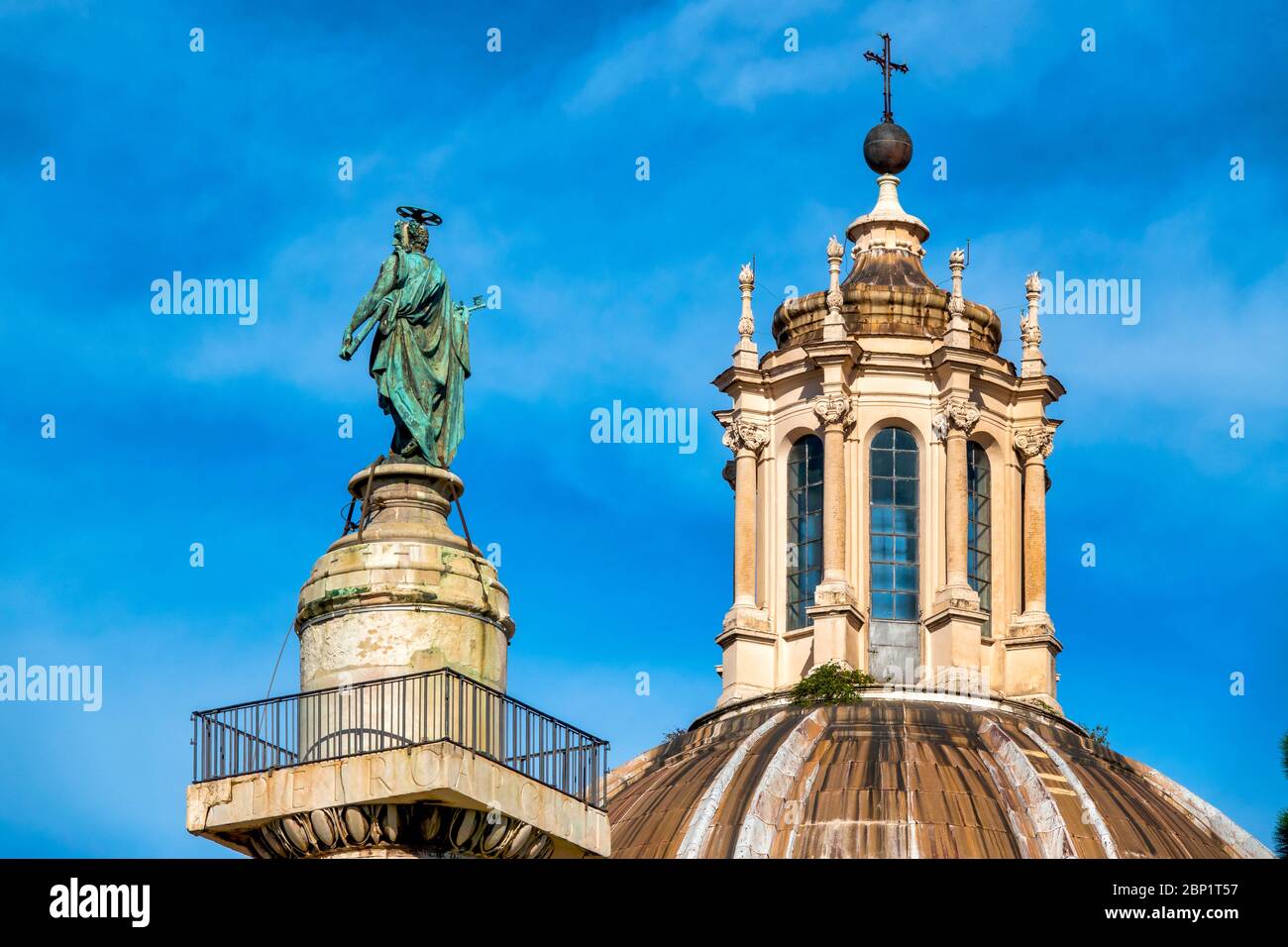 Trajansäule und die Doppelkuppel von S. Maria di Loreto und SS. Nome di Maria, Rom, Italien Stockfoto