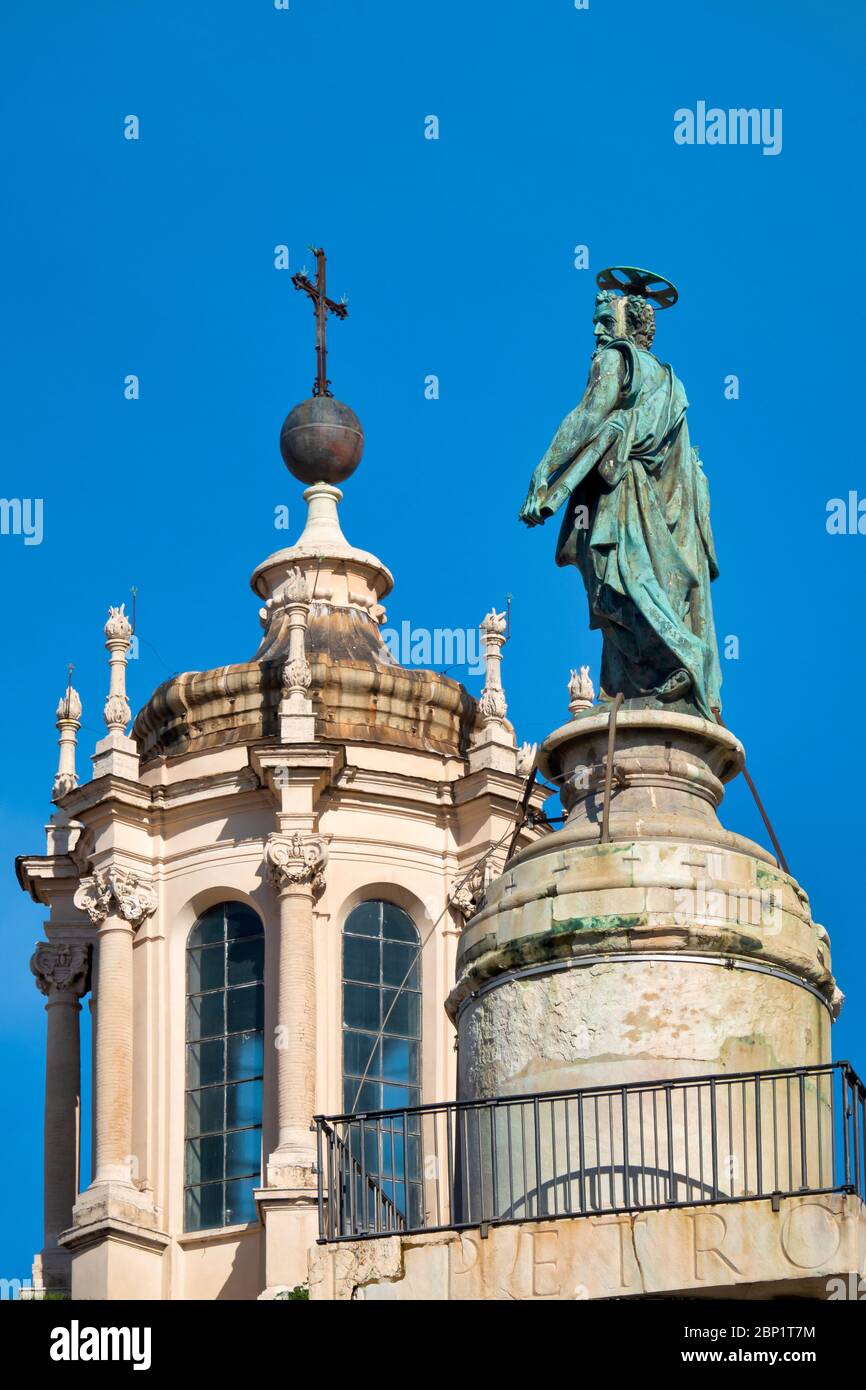 Trajansäule und die Doppelkuppel von S. Maria di Loreto und SS. Nome di Maria, Rom, Italien Stockfoto