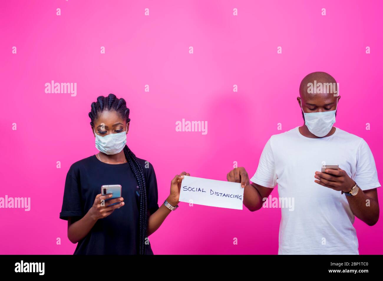 Zwei junge schwarze Menschen praktizieren und erziehen Menschen auf soziale Distanz Stockfoto