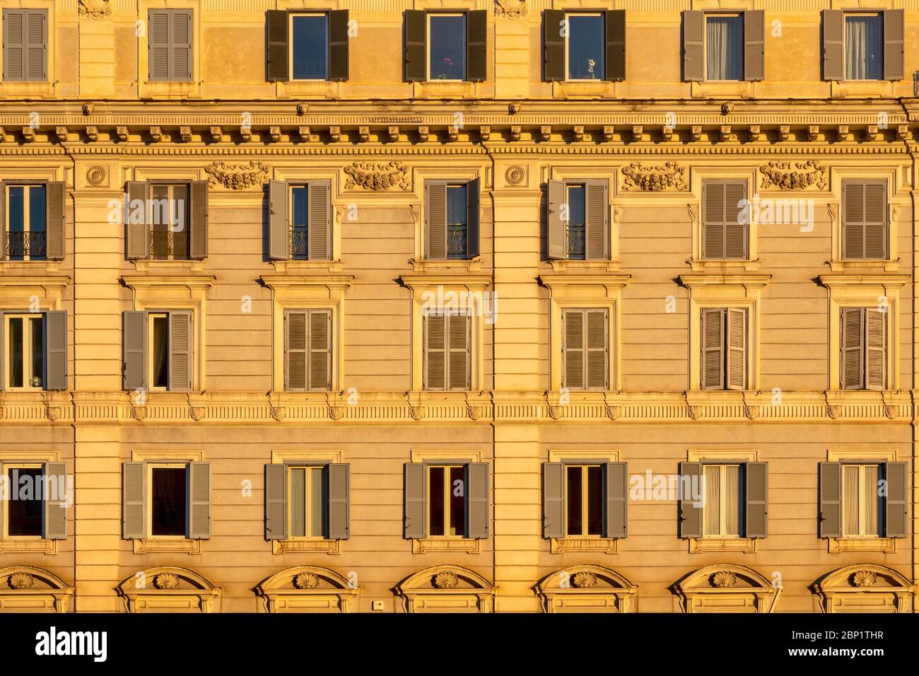 Typische Wohnanlagen im Zentrum Roms, beleuchtet vom Licht der Morgendämmerung, Rom Italien Stockfoto