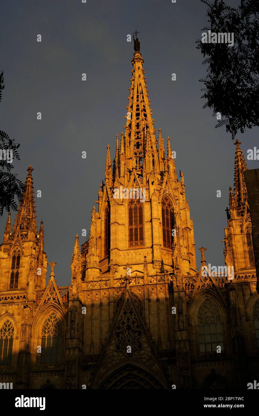 Kathedrale des Heiligen Kreuzes und der Heiligen Eulalia in Barcelona Spanien bei Sonnenuntergang Stockfoto