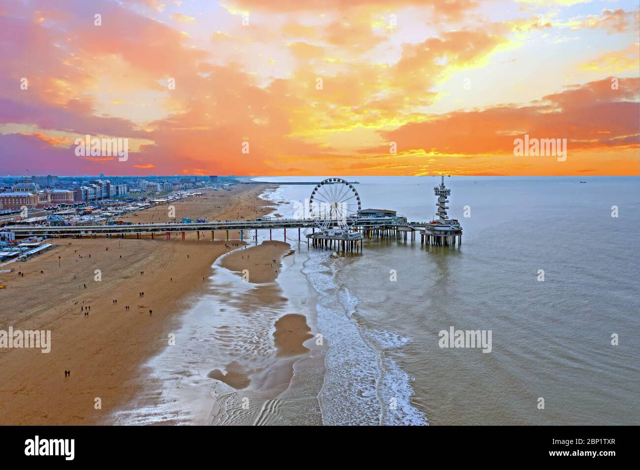 Luftaufnahme vom Pier aus Scheveningen in den Niederlanden bei Sonnenuntergang Stockfoto