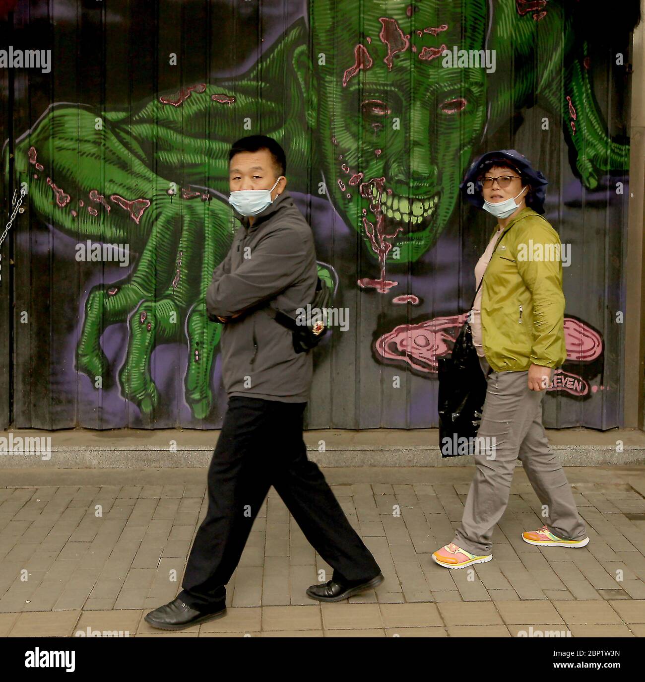 Peking, China. Mai 2020. Die Chinesen tragen weiterhin Schutzmaske draußen, während die Pandemie des Coronavirus am Sonntag, den 17. Mai 2020, in Peking andauert. Wuhan, eine Stadt mit 11 Millionen Einwohnern, in der die Covid-19-Pandemie ihren Ursprung hatte, berichtete über das Wochenende über neue Fälle, die ersten Neuinfektionen seit über einem Monat. China untersucht das neue Cluster aggressiv und kündigt einen Plan an, die gesamte Stadt in 10 Tagen zu testen. Foto von Stephen Shaver/UPI Quelle: UPI/Alamy Live News Stockfoto