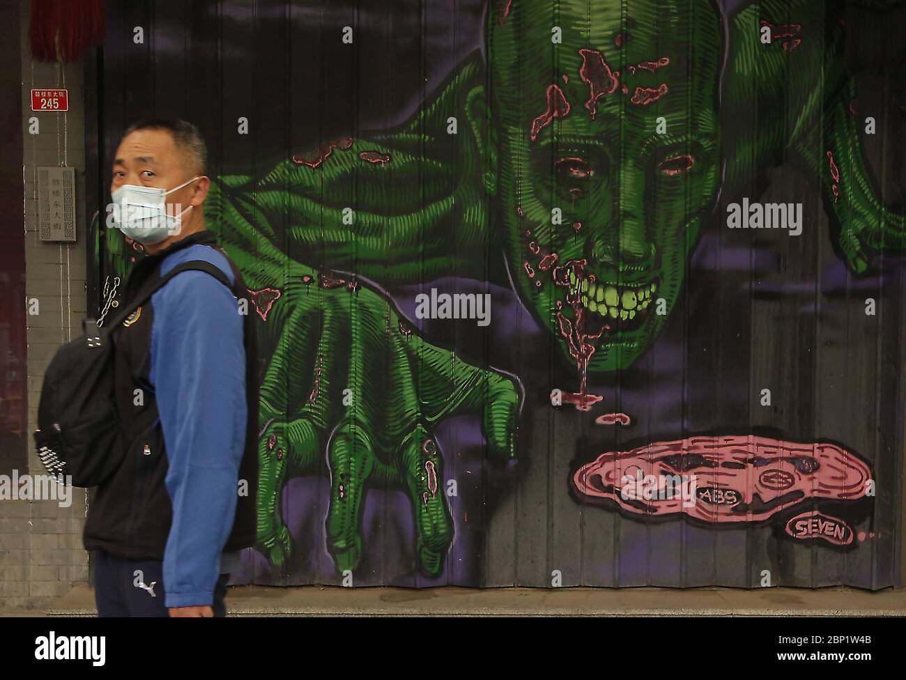 Peking, China. Mai 2020. Die Chinesen tragen weiterhin Schutzmaske draußen, während die Pandemie des Coronavirus am Sonntag, den 17. Mai 2020, in Peking andauert. Wuhan, eine Stadt mit 11 Millionen Einwohnern, in der die Covid-19-Pandemie ihren Ursprung hatte, berichtete über das Wochenende über neue Fälle, die ersten Neuinfektionen seit über einem Monat. China untersucht das neue Cluster aggressiv und kündigt einen Plan an, die gesamte Stadt in 10 Tagen zu testen. Foto von Stephen Shaver/UPI Quelle: UPI/Alamy Live News Stockfoto