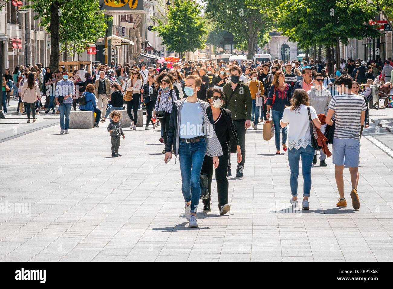 Lyon Frankreich, 16. Mai 2020 : Mann mit chirurgischer Maske in der Republique Straße am ersten Wochenende des Endes der Sperre in Lyon Frankreich Stockfoto