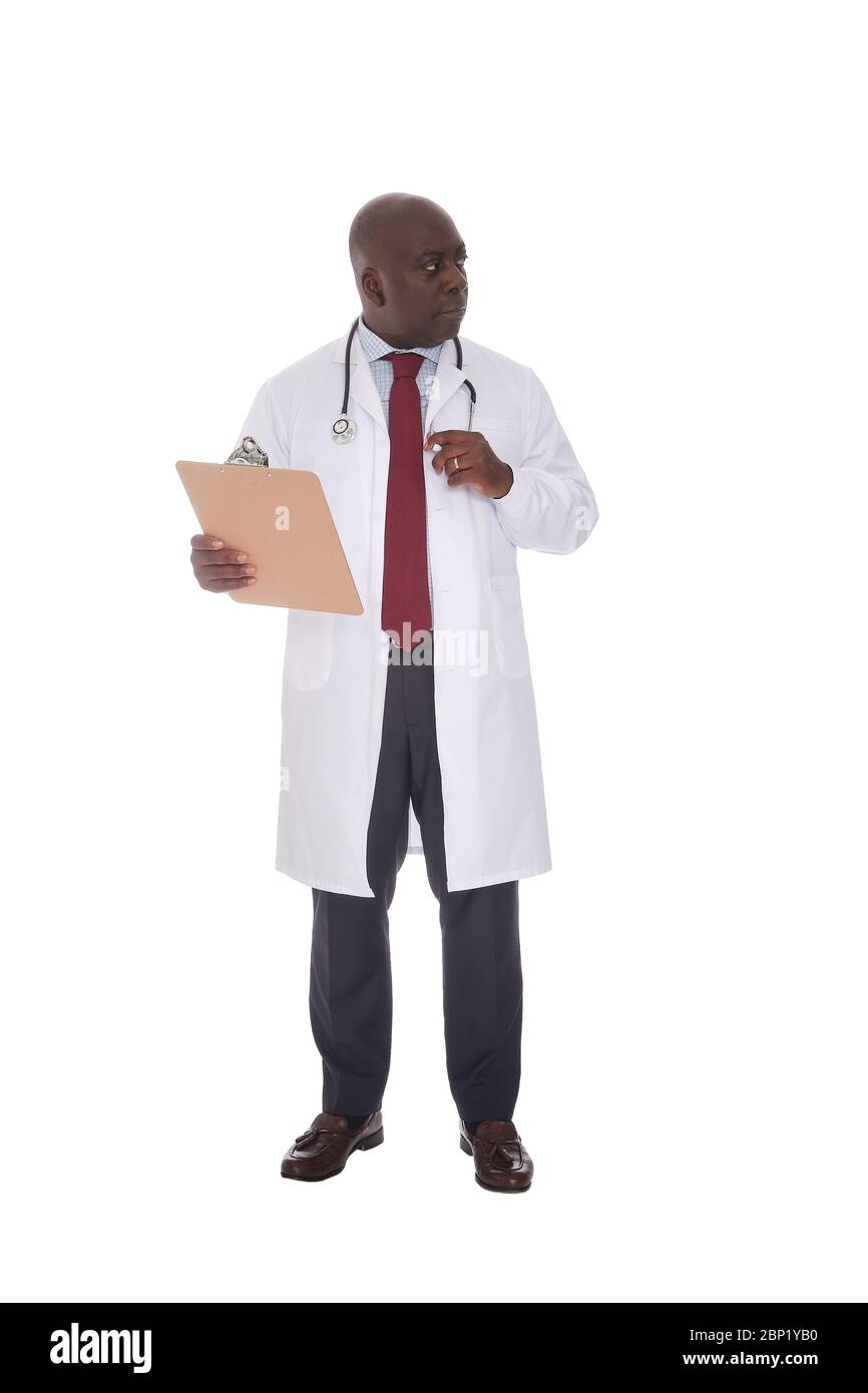 Afroamerikanischer Arzt mit Stethoskop und Clipboard, der mit einem ernsten Ausdruck zur Seite blickt Stockfoto