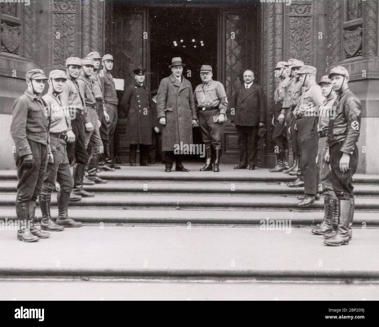 Unbekannt Heinrich Hoffmann Fotografien 1933 Adolf Hitlers offizieller Fotograf und ein Nazi-Politiker und Verleger, der Mitglied des intimen Hitlerkreises war. Stockfoto
