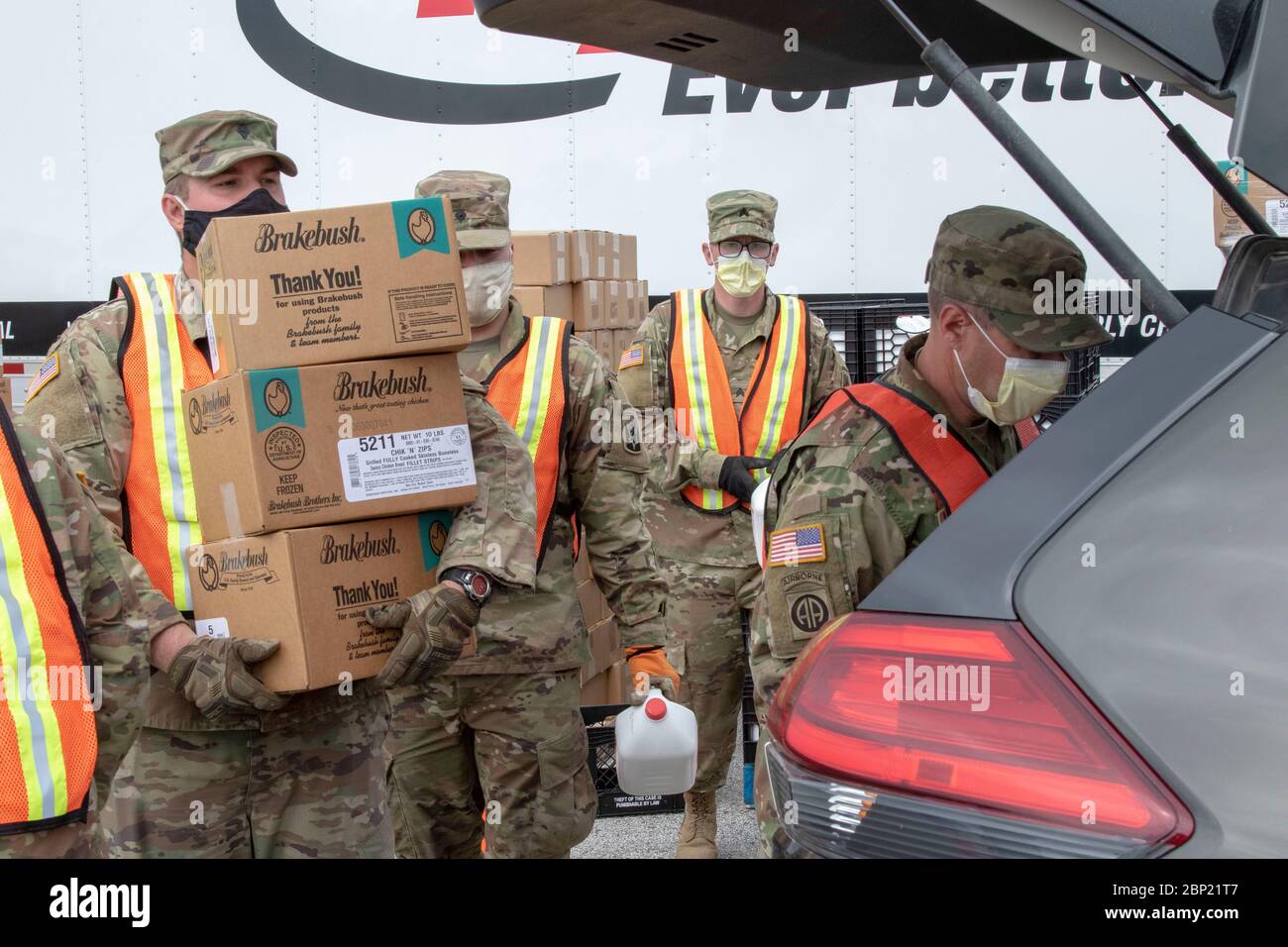 Soldaten der Vermont National Guard laden Lebensmittelkisten für die Unterstützung von Familien als Reaktion auf COVID-19, die Coronavirus-Pandemie für das Vermont Food Bank Farmers to Families Programm 15. Mai 2020 in Berlin, Vermont. Stockfoto
