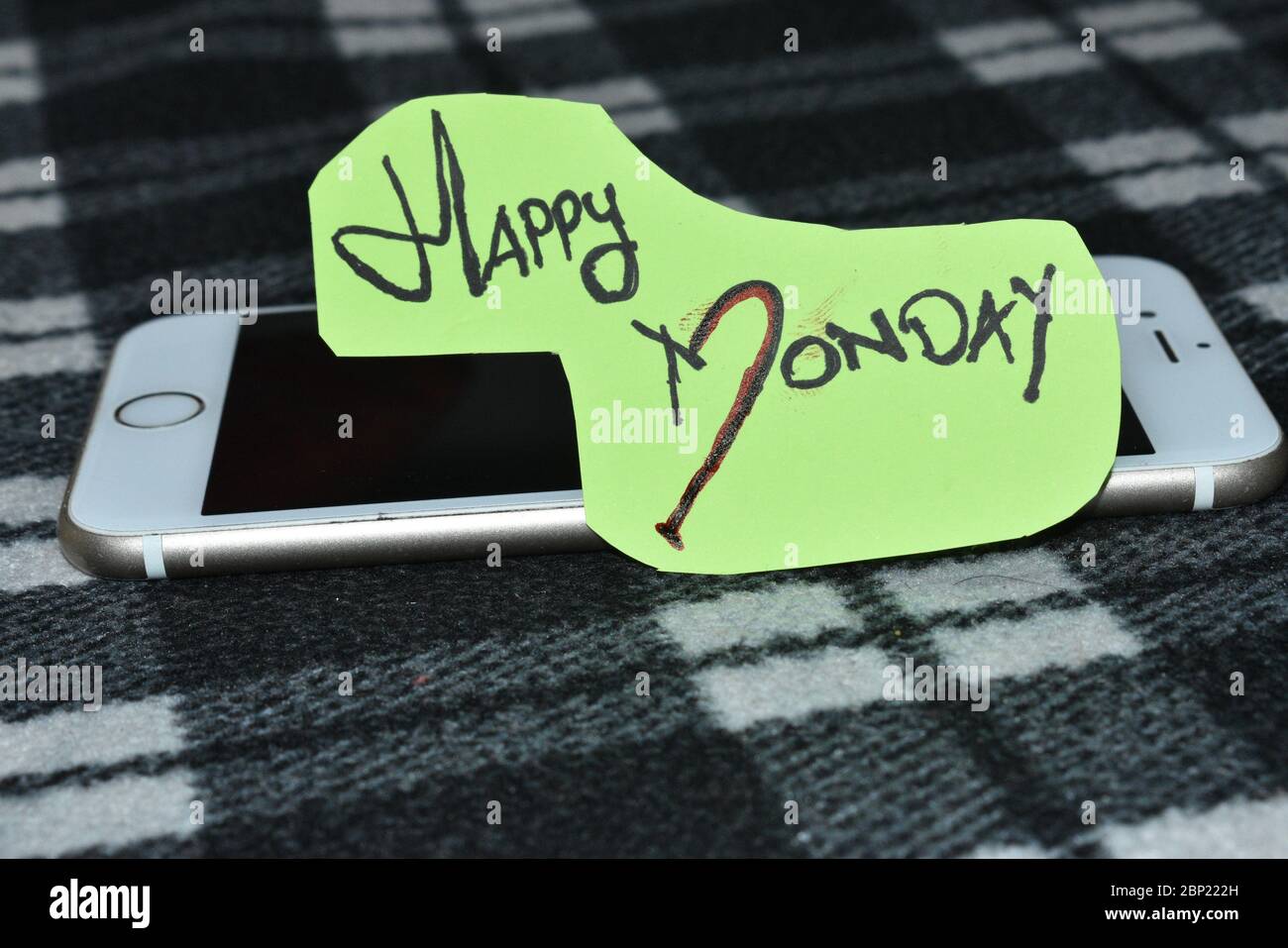 Motivationstext 'Happy Monday' auf schwarzem und weißem Hintergrund. Stockfoto