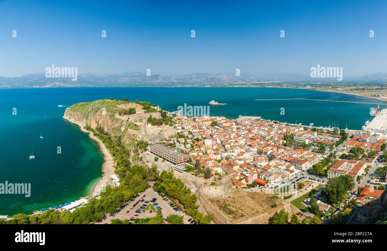 Nafplio Stadt, in Griechenland, Panoramablick von der Spitze des Palamidi Schloss gesehen. Stockfoto