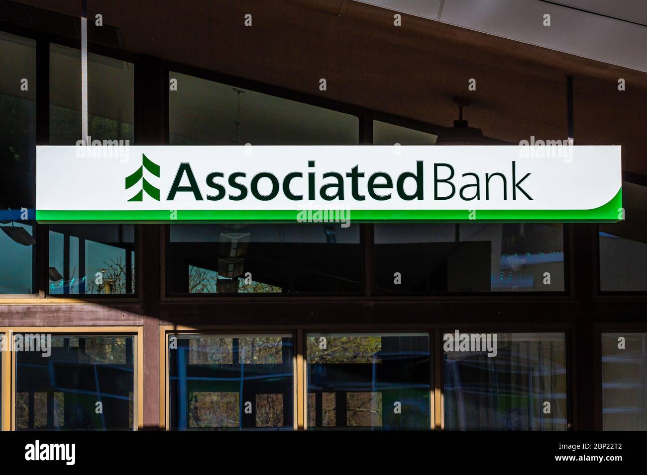 HUDSON, WI/USA - 2. Mai 2020: Associated Bank Exterieur und Markenlogo. Stockfoto