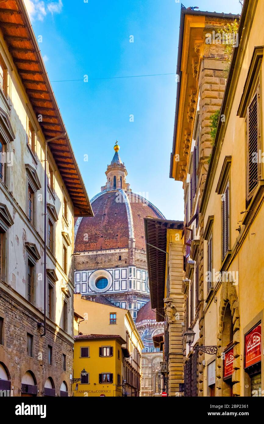 Blick auf die Kuppel des Duomo di Firenze von der Via dei Servii, Florenz, Italien Stockfoto