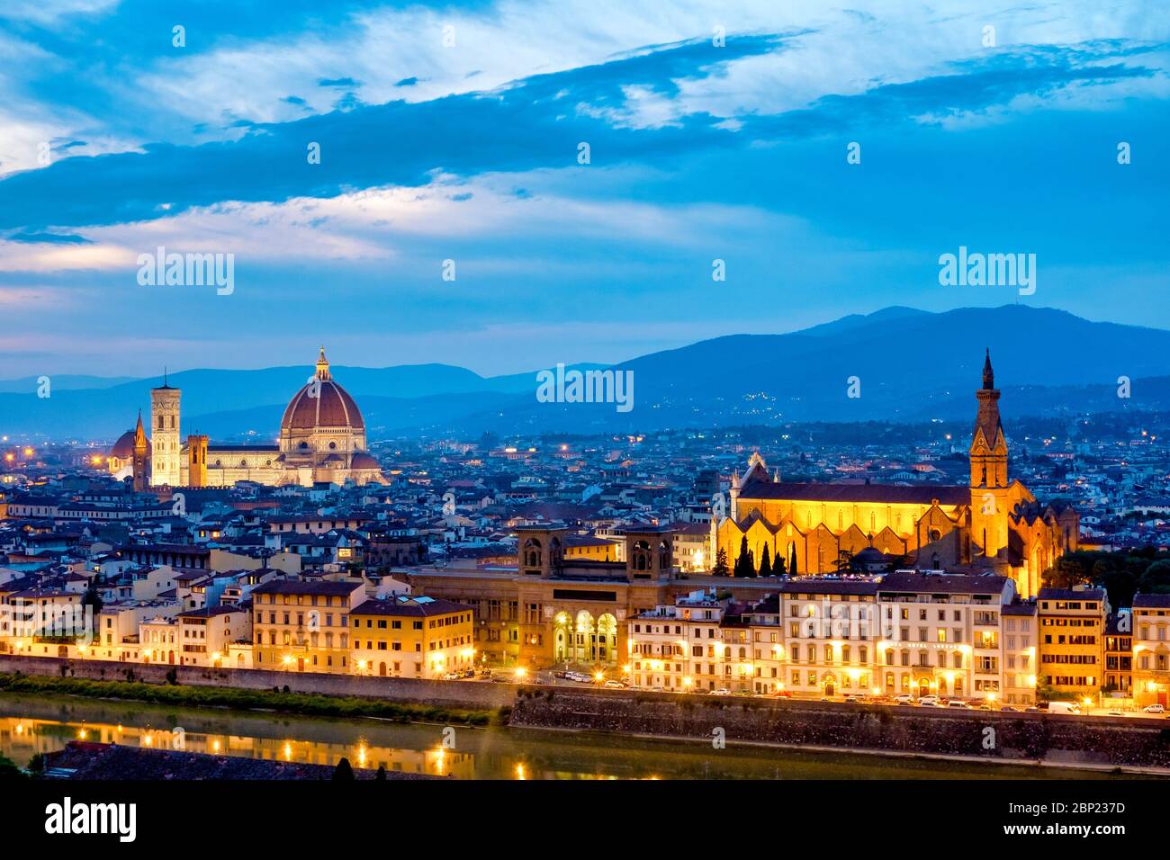 Blick auf den Dom von Firenze und die Rückseite von Santa Maria Novella Stockfoto