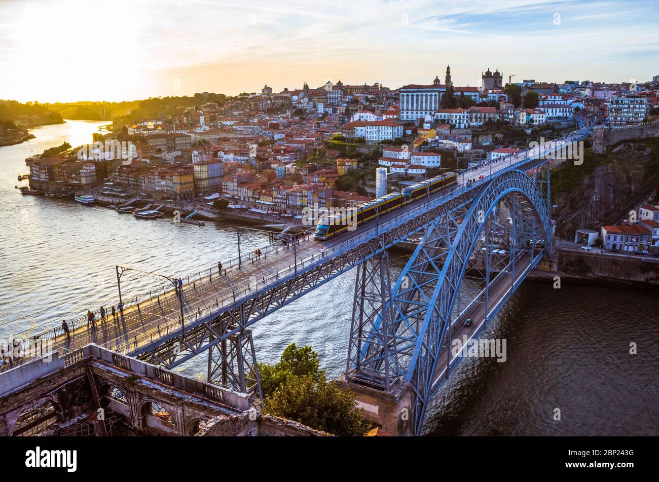 Porto, Portugal: BEI Sonnenuntergang fährt ein Zug auf der Dom Luis I Brücke über den Fluss Douro, der Porto und Vila Nova de Gaia verbindet und zwischen den Jahren 1881 und 188 gebaut wurde Stockfoto