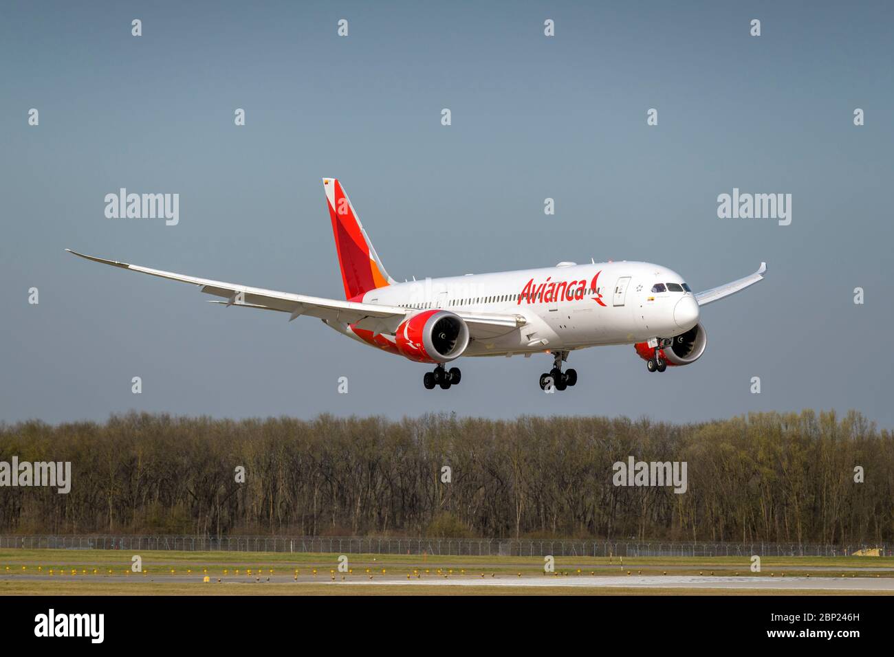 München, Deutschland - März 27. 2020 : Avianca Boeing 787-8 Dreamliner mit der Flugzeugzulassung N793AV im Anflug auf die südliche Start- und Landebahn 08R von Stockfoto