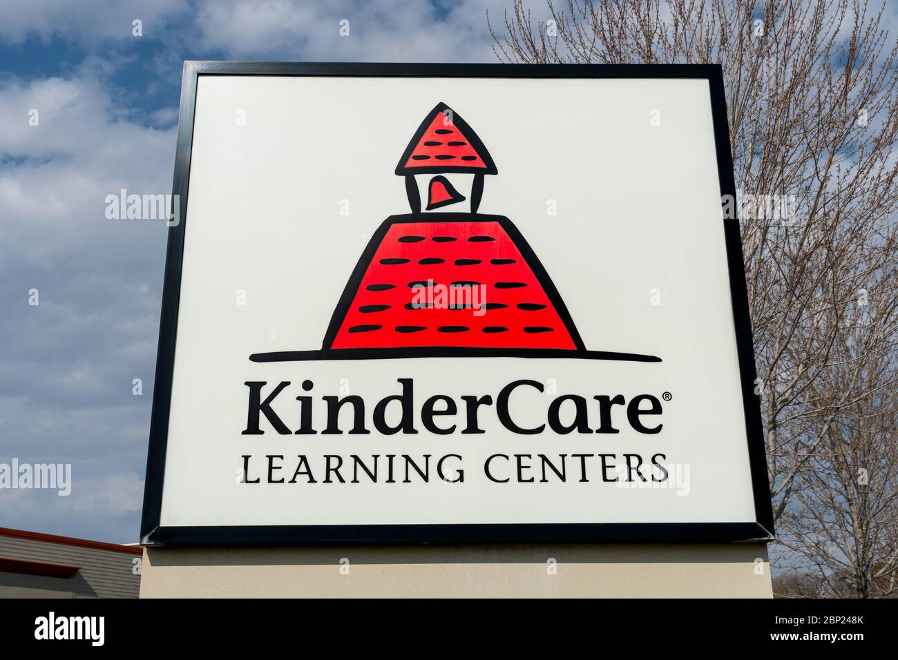 HUDSON, WI/USA - 1. MAI 2020: KinderCare Learning Centers außen und Markenlogo. Stockfoto