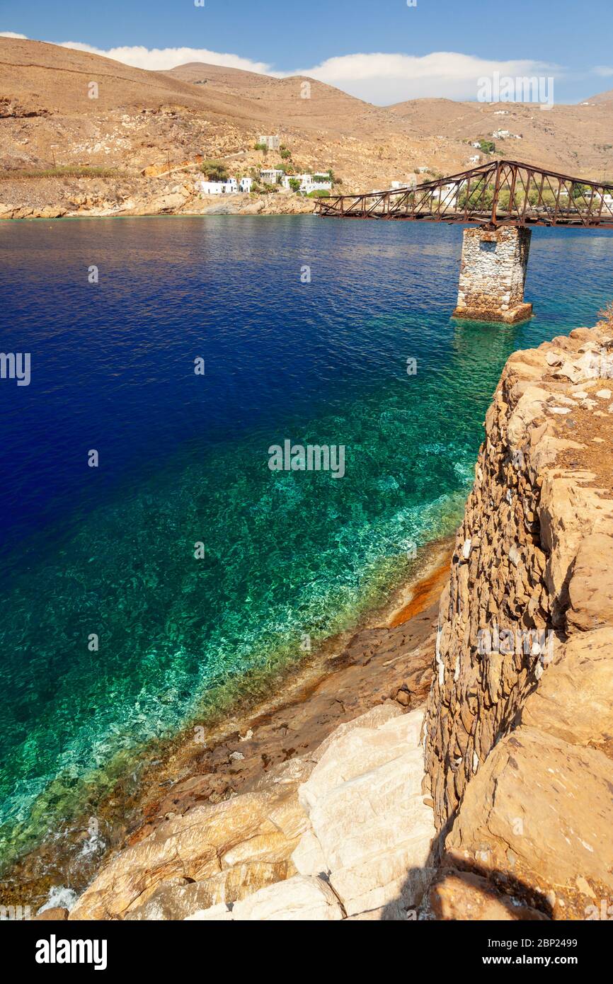 Megalo Livadi, eine malerische Bucht auf der Insel Serifos, Kykladen, Griechenland. Es gibt eine Metallbrücke, wo Minen von der lokalen Mine geladen wurden. Stockfoto