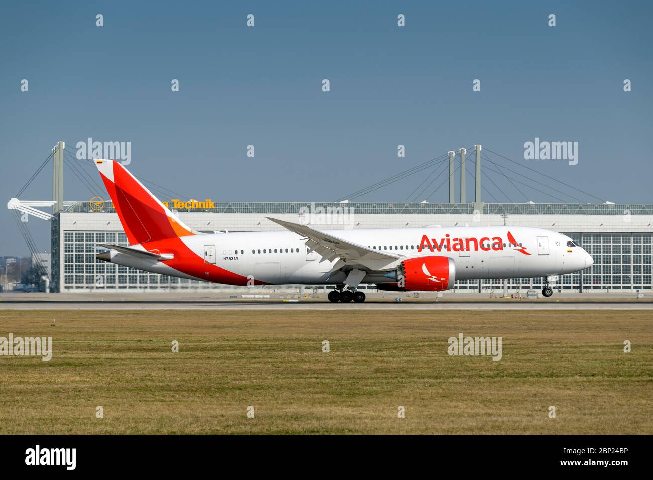 München, Deutschland - März 27. 2020 : Avianca Boeing 787-8 Dreamliner mit der Flugzeugzulassung N793AV im Anflug auf die südliche Start- und Landebahn 08R von Stockfoto