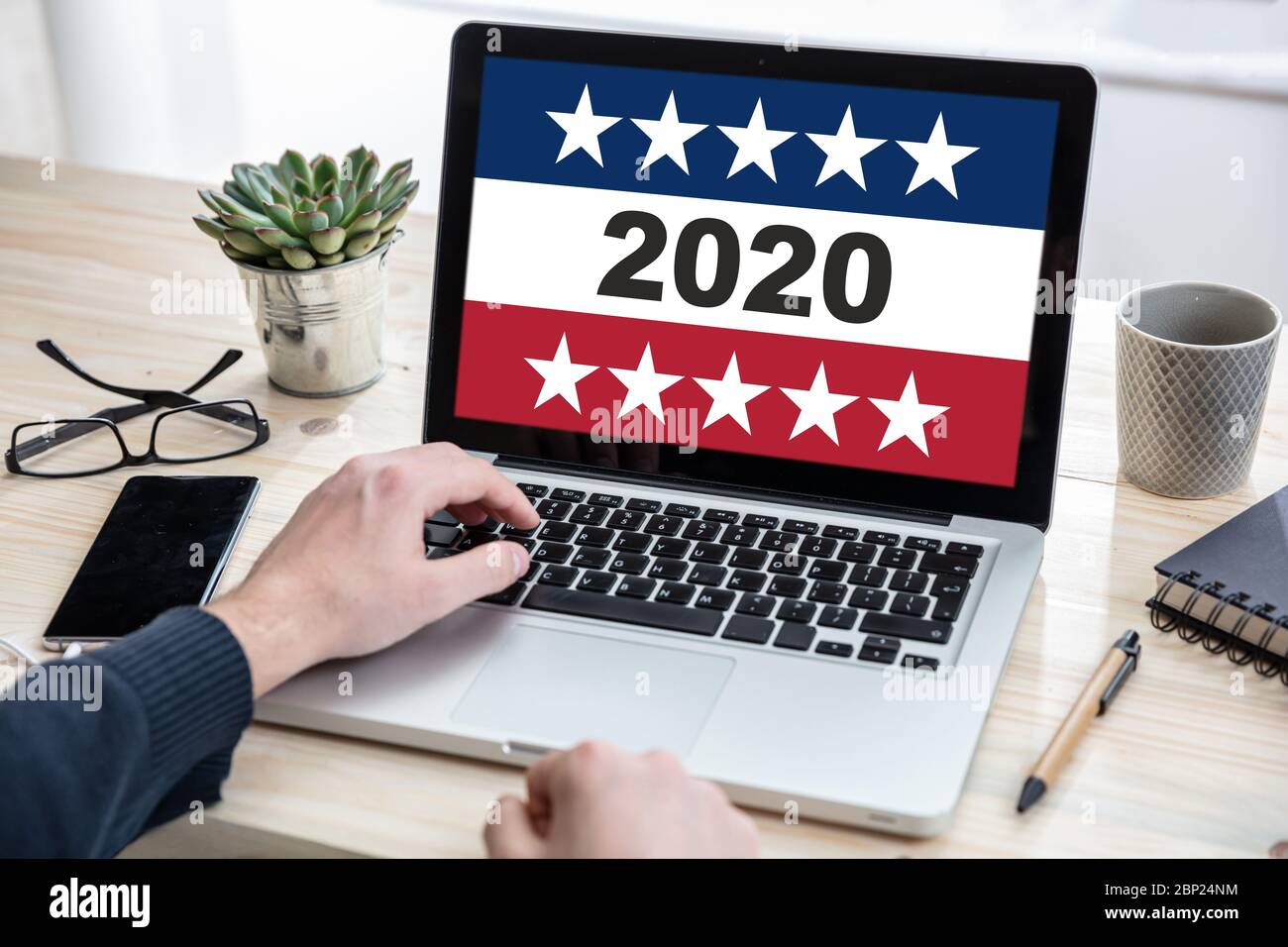 Online-Wahl, digitale Abstimmung auf 2020 US-Amerika-Wahl. Mann, der mit einem Computer-Laptop arbeitet, 2020 auf dem Display, Bürohintergrund. Stockfoto