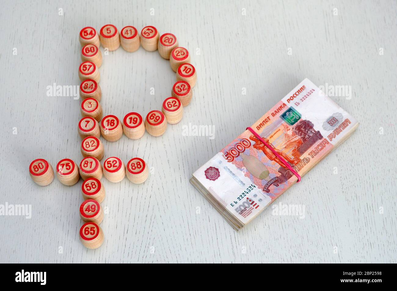 Holzbingofässer, die das Logo des russischen Rubels bilden. Stockfoto