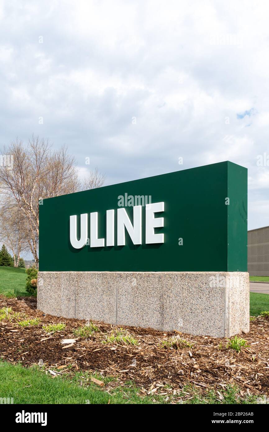 HUDSON, WI/USA - 1. MAI 2020: Uline Distribution Center Facilty Exterior und Markenlogo. Stockfoto
