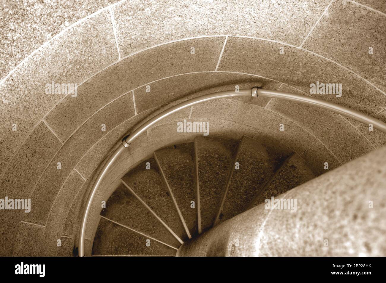 Eine Wendeltreppe in Sepia. Stockfoto