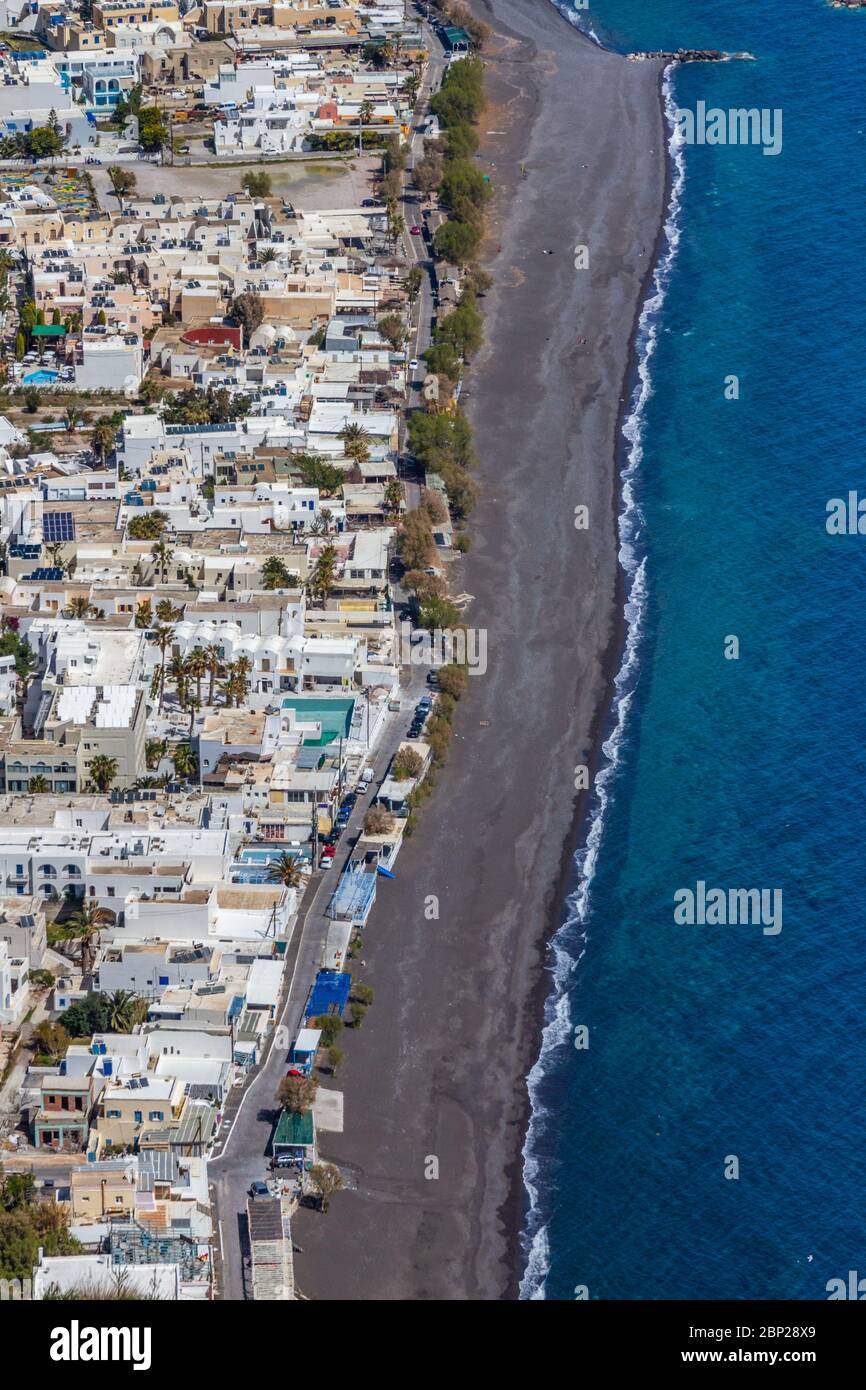 Kamari Strand auf Santorini Insel, in Kykladen Inseln, Griechenland, Europa. Stockfoto