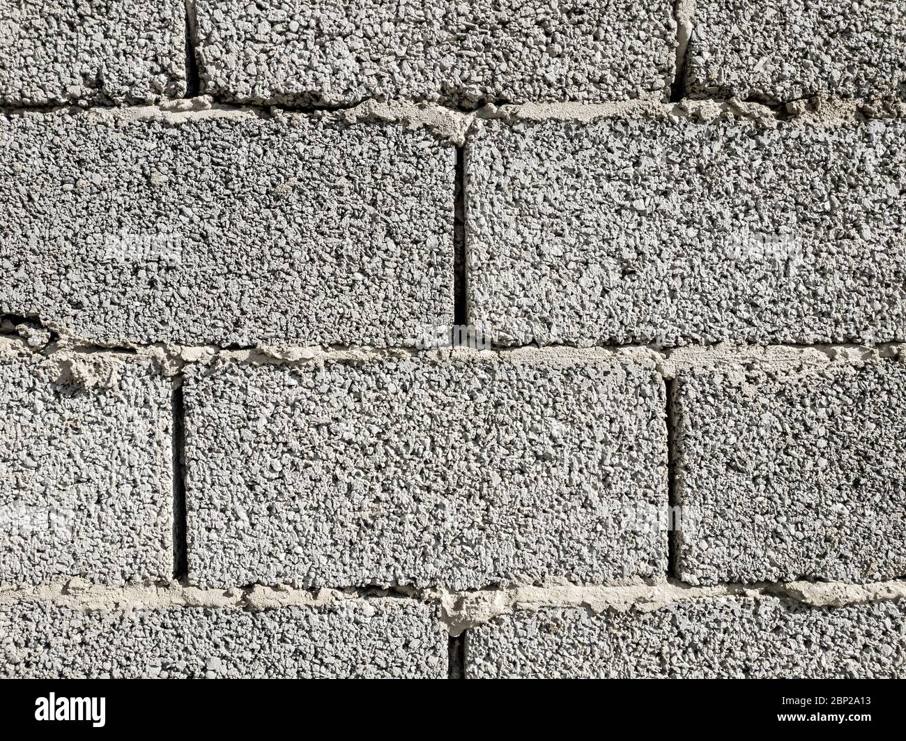 Betonzement Block Steine in Stapel für den Wandbau. Schmutzige Alte Textur. Stockfoto
