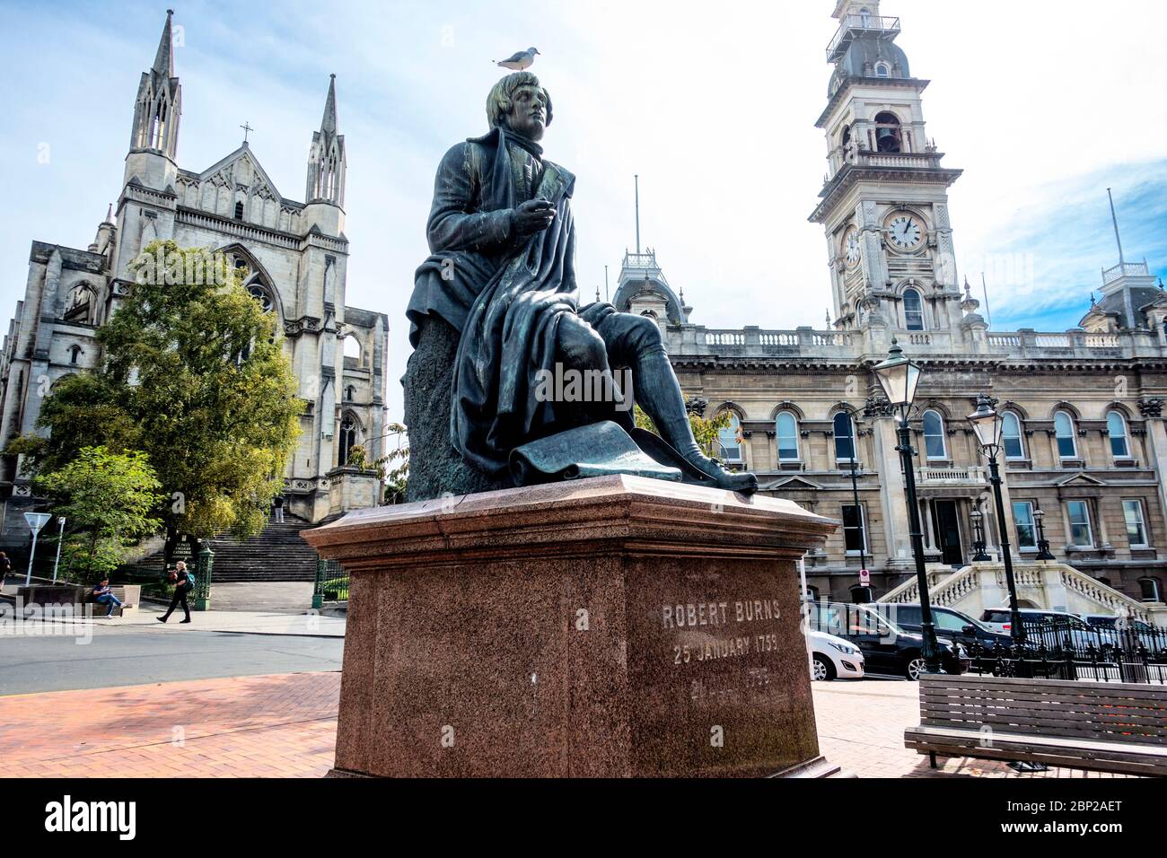 Eine Statue von Robert Burns, dem nationalen Dichter Schottlands, im Octagon, Dundedinin, in derselben Pose wie die in Dundee, Schottland. Stockfoto