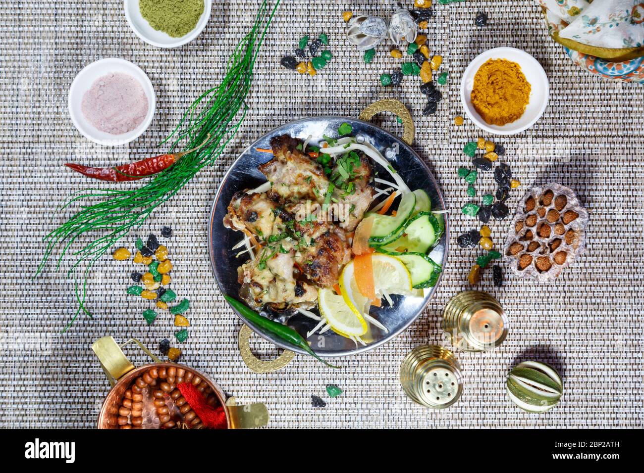 Fleisch mit Zitrone, Gemüse und Gewürzen. Traditionelle indische Küche Stockfoto