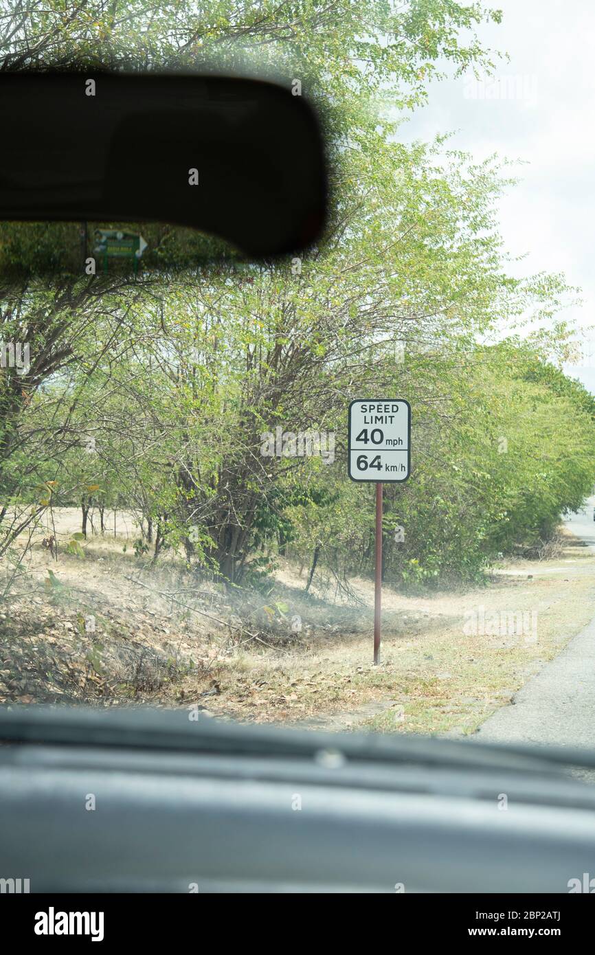Ein Geschwindigkeitsbegrenzungszeichen, das von einem Fahrer durch die Windschutzscheibe gesehen wird Stockfoto