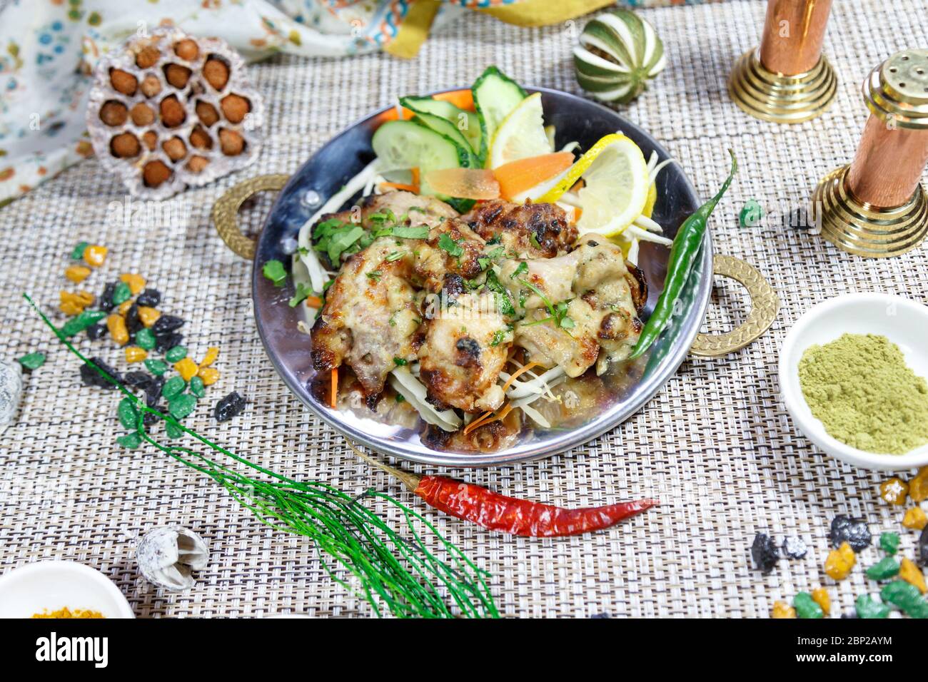 Fleisch mit Zitrone, Gemüse und Gewürzen. Traditionelle indische Küche Stockfoto