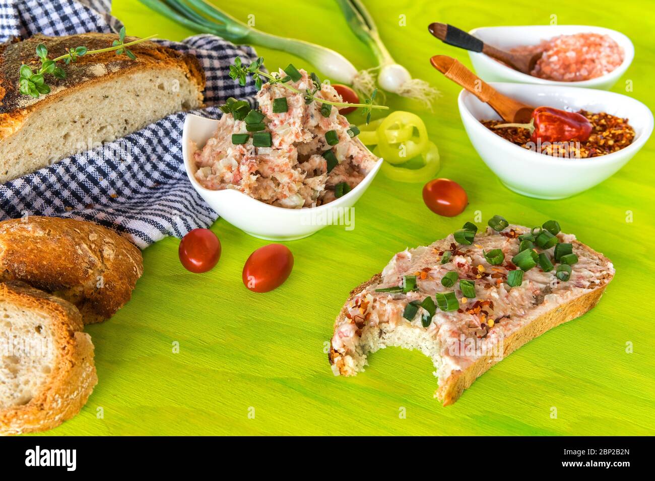 Fleischaufstrich und hausgemachtes Brot. Hausmannskost. Frühstück. Mit Chilischoten aufstrich. Stockfoto