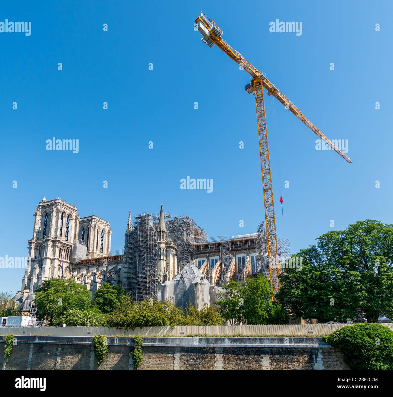 Riesenkran auf der Kathedrale Notre Dame de Paris im Mai 2020. Stockfoto