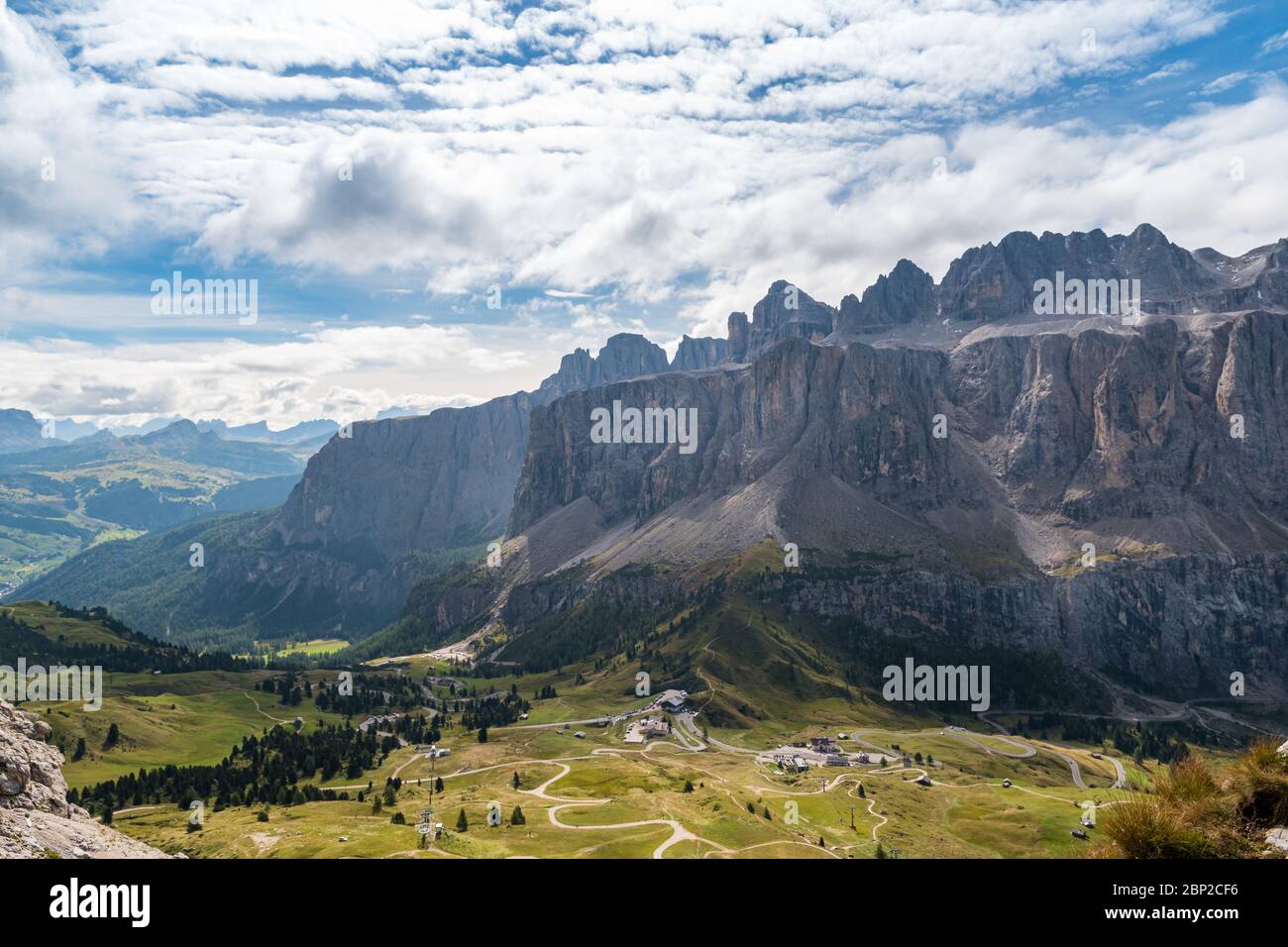 Blick vom Cir zum Sellamassiv. Ein beliebtes Naturschutzgebiet für Wanderer und Kletterer im Sommer. Stockfoto