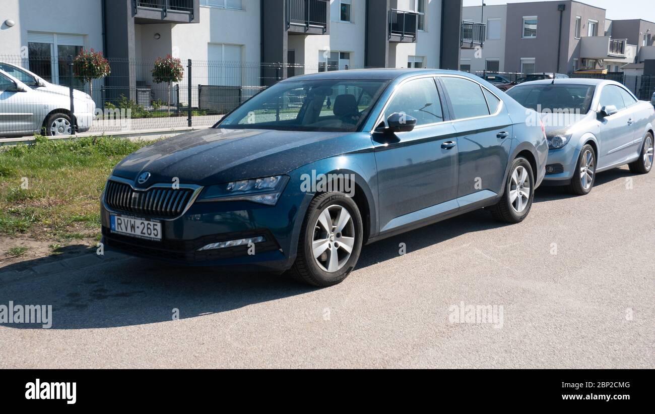 Gyor Ungarn 04 07 2020: Der skoda superb der dritten Generation wird seit 2015 hergestellt und steht vor einem Haus. Stockfoto