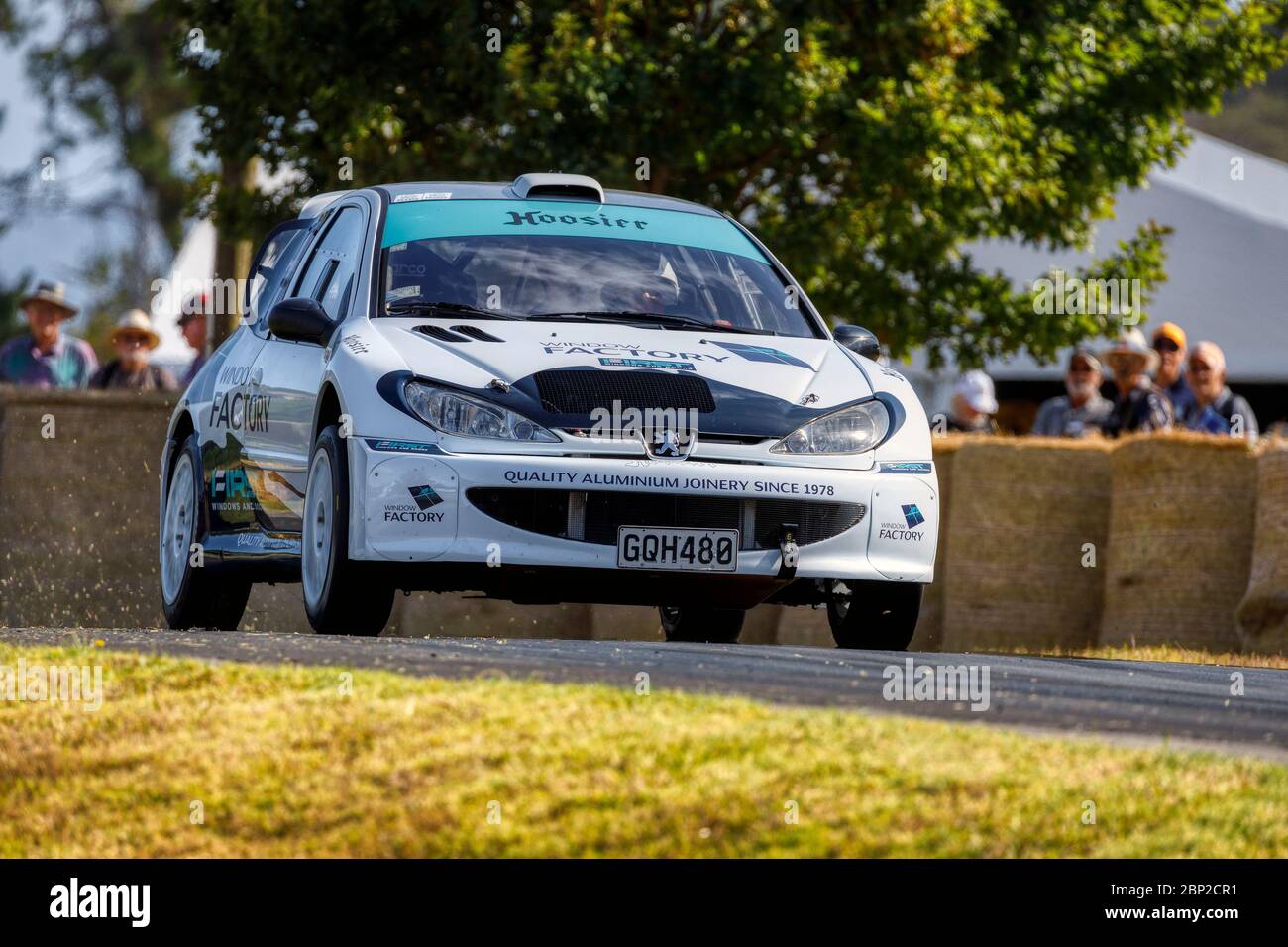 Mike Marshall in seinem Peugeot 206GT 2004, einem ständig wechselnden Ausstattungsfahrzeug, das in seiner Karriere für alle Arten von Rallyesport eingesetzt wird. Stockfoto