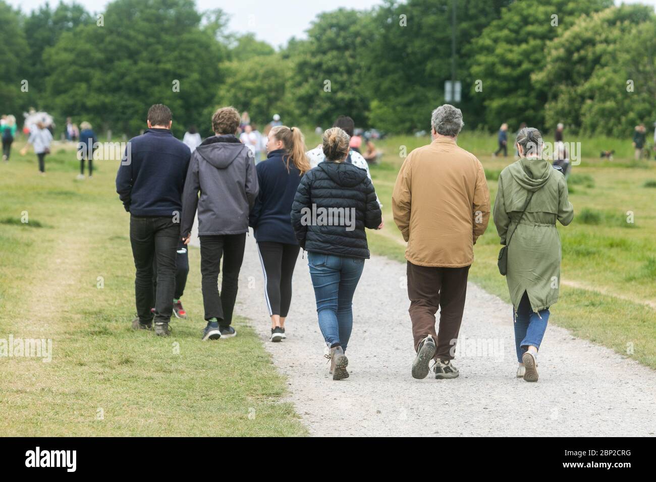 WIMBLEDON LONDON, 17. Mai 2020. GROSSBRITANNIEN. Die Öffentlichkeit geht am ersten Wochenende hinaus, um die Sonne zu genießen, nachdem die Regierung das Gesetz von Covid-19 über die Sperrung gelockert hat, das es den Menschen ermöglicht, mehr Zeit draußen zu verbringen, aber an die Richtlinien zur sozialen Distanzierung festzuhalten. Kredit: amer Ghazzal/Alamy Live News Stockfoto