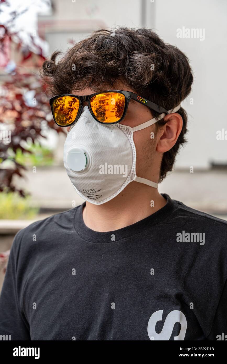 Junge mit Gesichtsmaske Anti Coronavirus Schutz und Sonnenbrille Stockfoto