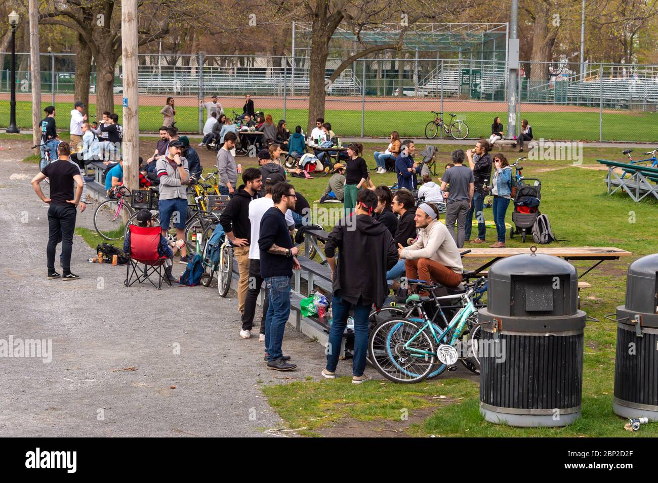 Montreal, CA - 16. Mai 2020: Menschen versammeln sich im Lafontaine Park während der Coronavirus-Pandemie Stockfoto