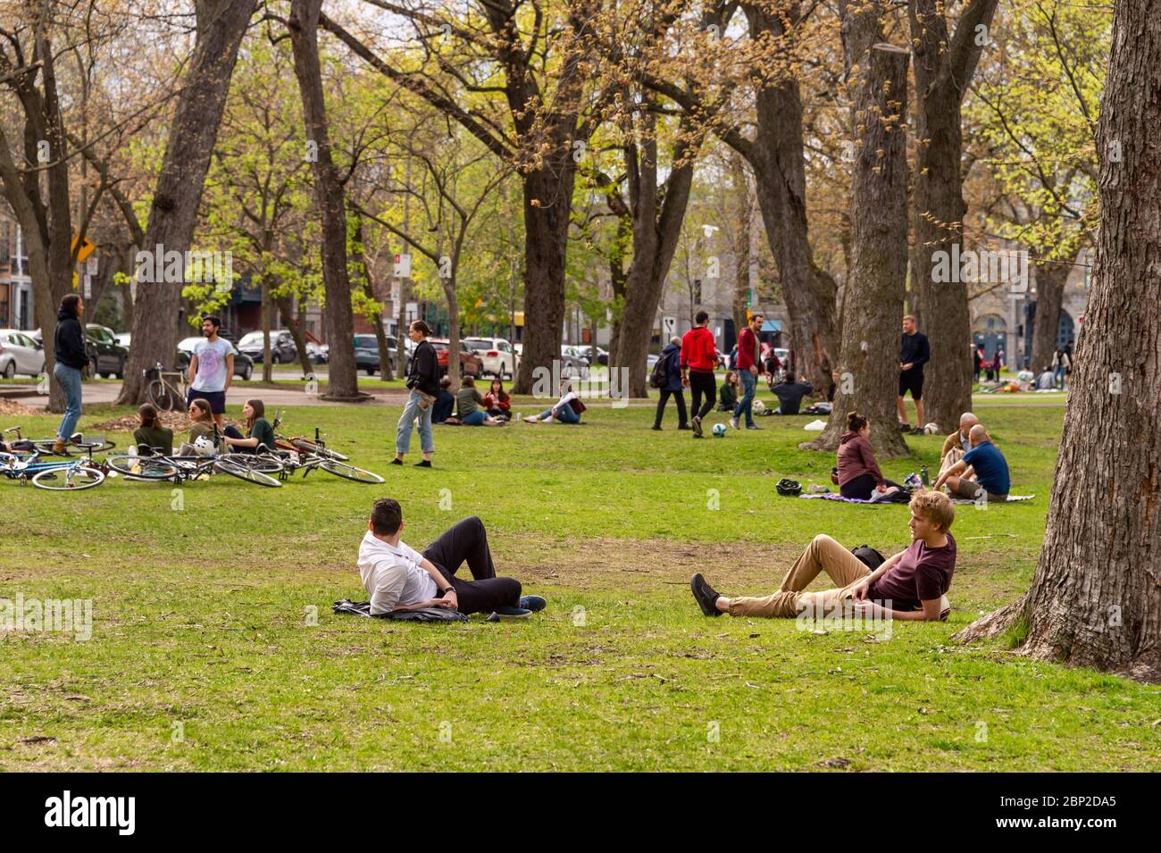 Montreal, CA - 16. Mai 2020: Menschen versammeln sich im Lafontaine Park während der Coronavirus-Pandemie Stockfoto