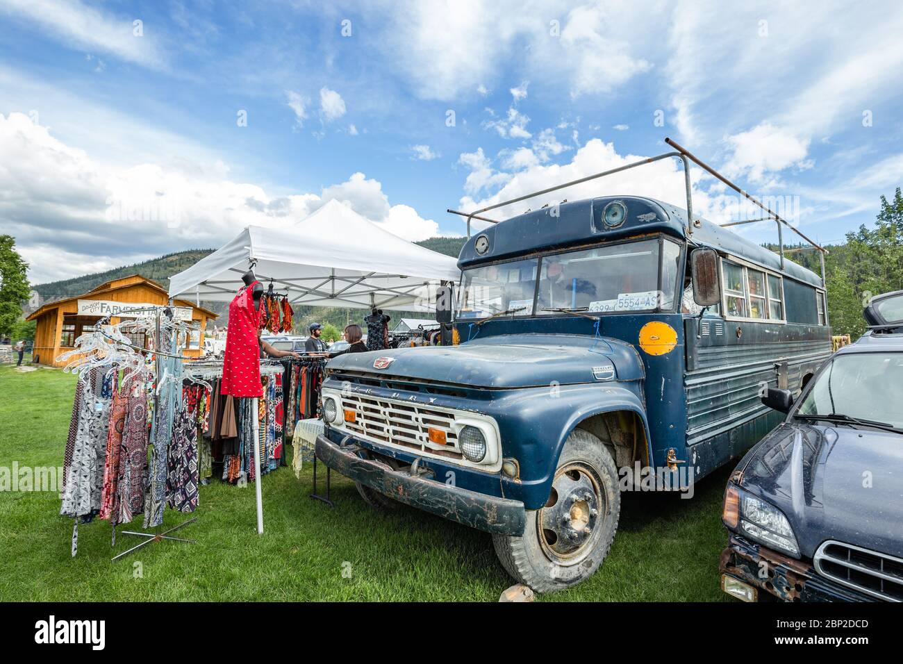 Der Artsy Bus ist Teil der Ausstellung eines Bekleidungsverkäufers auf dem Kunstmarkt/Bauernmarkt in DawsonCity, Yukon Stockfoto