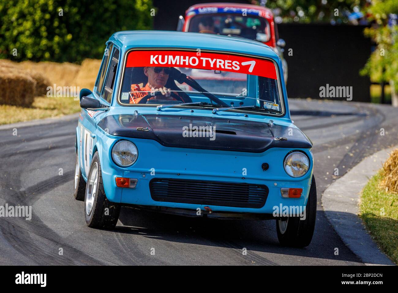 Gary Rush in seinem 1965 Hillman Rally Imp historischen Werke Replik Rennfahrer. Stockfoto
